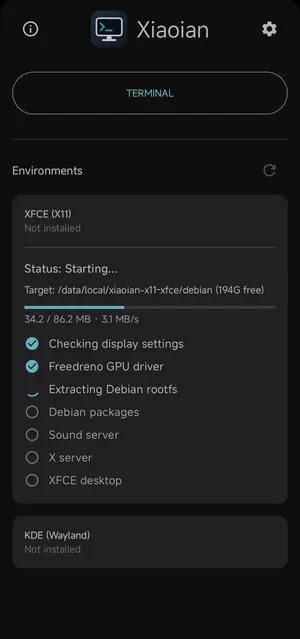 Első indítás: a GPU-driver kész, a Debian rootfs kicsomagolása folyik, utána csomagok, hangszerver, X-szerver és az XFCE asztal